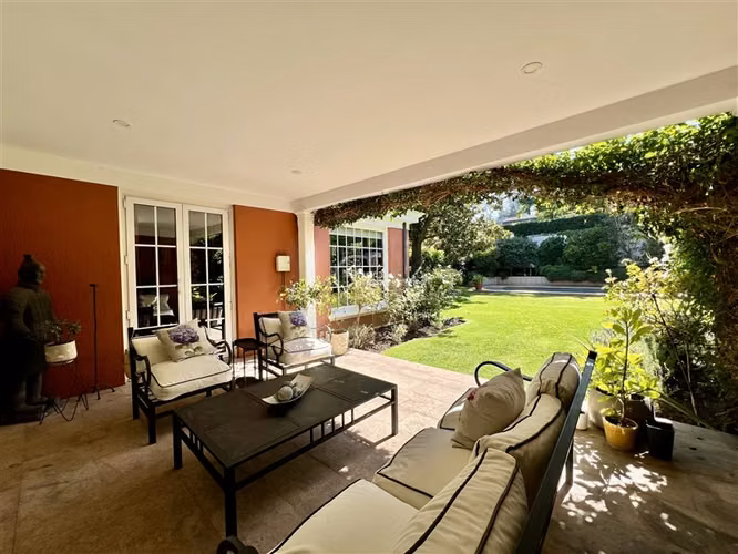 Casa en venta en Lo Barnechea. Colegio Huinganal y otros.