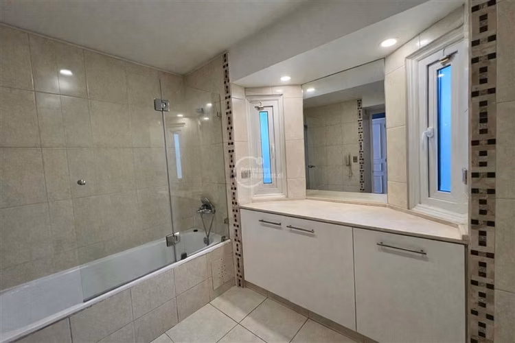 Casa en venta en Lo Barnechea. Colegio Huinganal y otros.