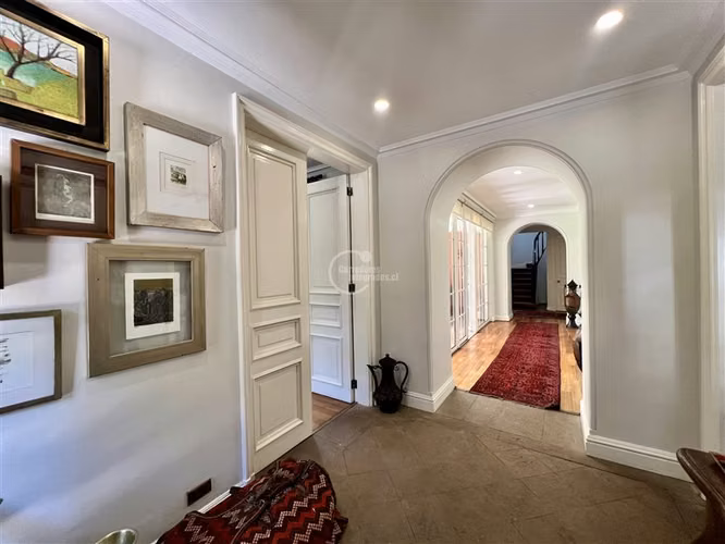 Casa en venta en Lo Barnechea. Colegio Huinganal y otros.
