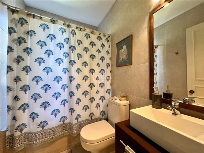 Casa en venta en Lo Barnechea. Colegio Huinganal y otros.