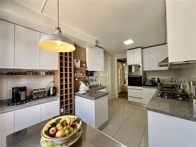 Casa en venta en Lo Barnechea. Colegio Huinganal y otros.