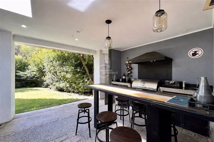 Casa en venta en Lo Barnechea. Colegio Huinganal y otros.