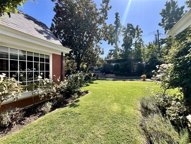 Casa en venta en Lo Barnechea. Colegio Huinganal y otros.