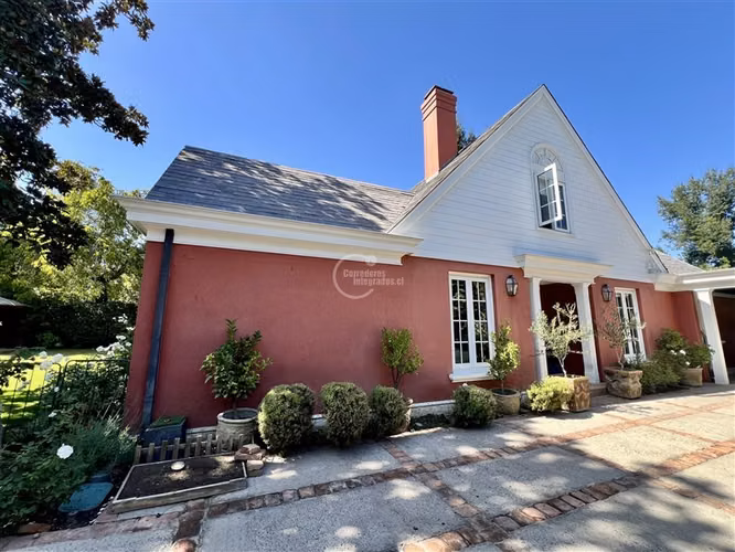 Casa en venta en Lo Barnechea. Colegio Huinganal y otros.