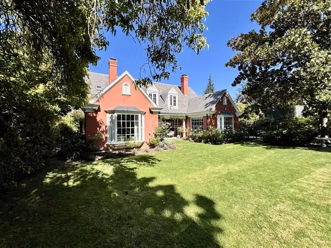 Casa en venta en Lo Barnechea. Colegio Huinganal y otros.
