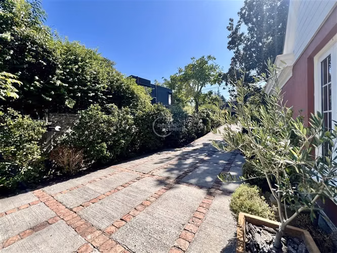 Casa en venta en Lo Barnechea. Colegio Huinganal y otros.