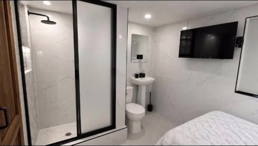 Habitación/ baño( 2,50 x 3,50 )jardines del norte