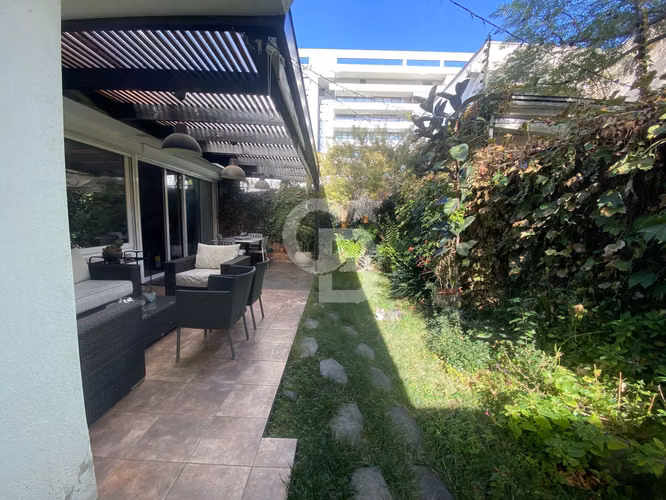 Casa con numerosos recintos y excelente ubicación.