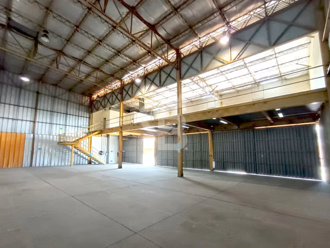 Amplio Espacio Industrial en Zona Estratégica