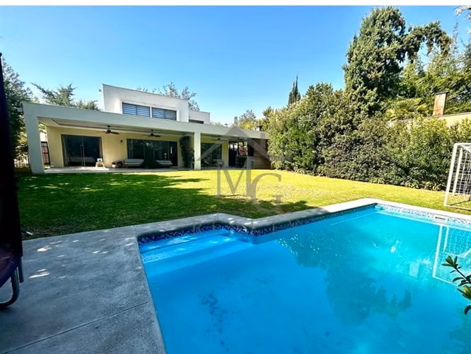 Casa en venta de 3 dorm. en Piedra Roja Colina