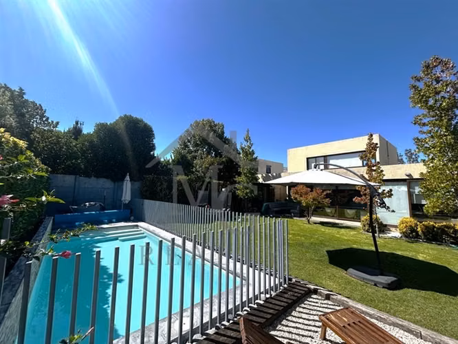 Casa en venta de 4 dorm. en Chicureo Piedra Roja Colina