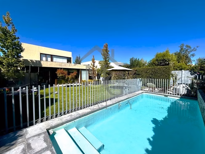 Casa en venta de 4 dorm. en Chicureo Piedra Roja Colina