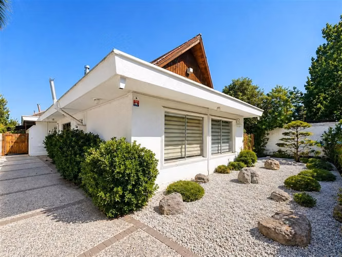 GRAN OPORTUNIDAD, IDEAL PARA REMODELAR, 5D + 4B, PISCINA
