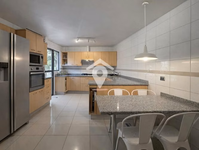 Casa en venta de 5 dorm. en Colina, Colegio Highlands.