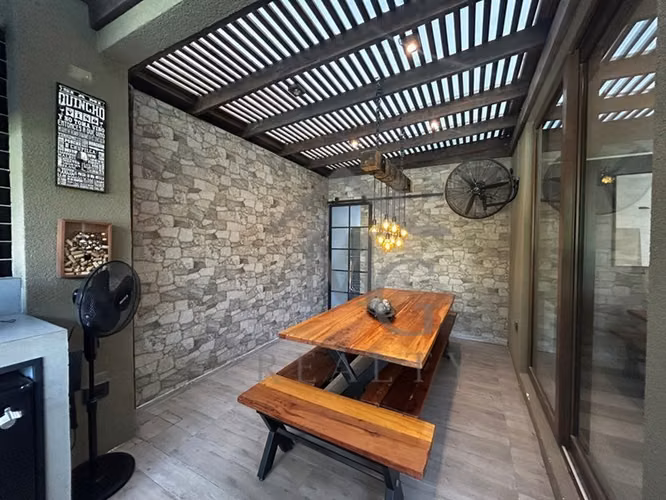 Casa en venta de 4 dorm. en Piedra Roja Chicureo Colina