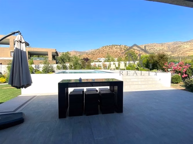 Casa en venta de 5 dorm. en Piedra Roja Chicureo Colina