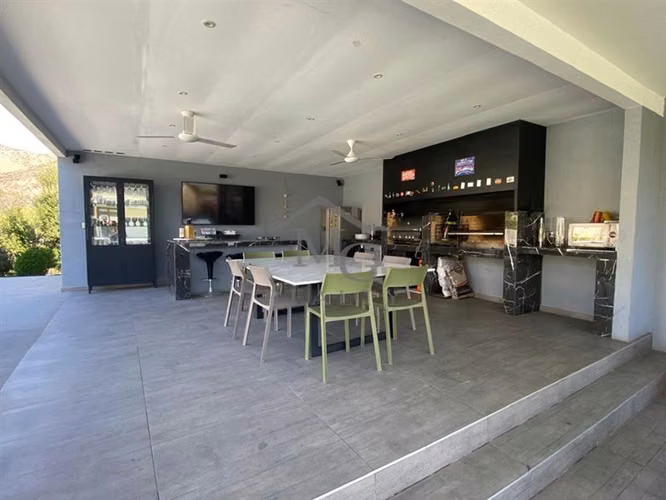 Casa en venta de 5 dorm. en Piedra Roja Chicureo Colina