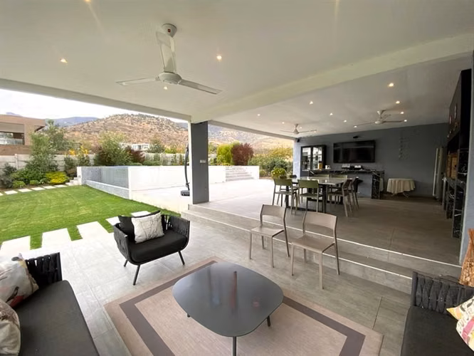 Casa en venta de 5 dorm. en Piedra Roja Chicureo Colina