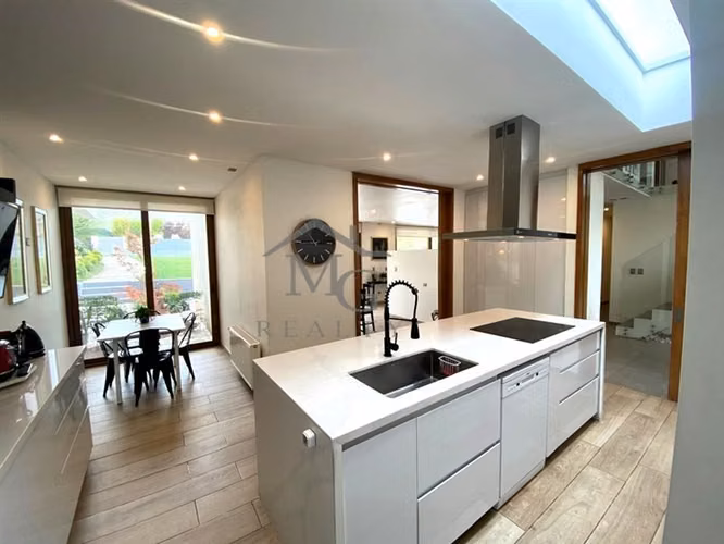 Casa en venta de 5 dorm. en Piedra Roja Chicureo Colina
