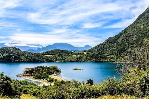 Parcelas Orilla Lago Ranco Desde 5.000 m con Playa y Muelle