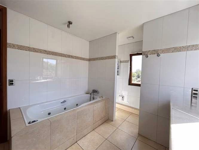 Casa en venta de 5 dorm. en Piedra Roja Colina