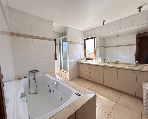 Casa en venta de 5 dorm. en Piedra Roja Colina
