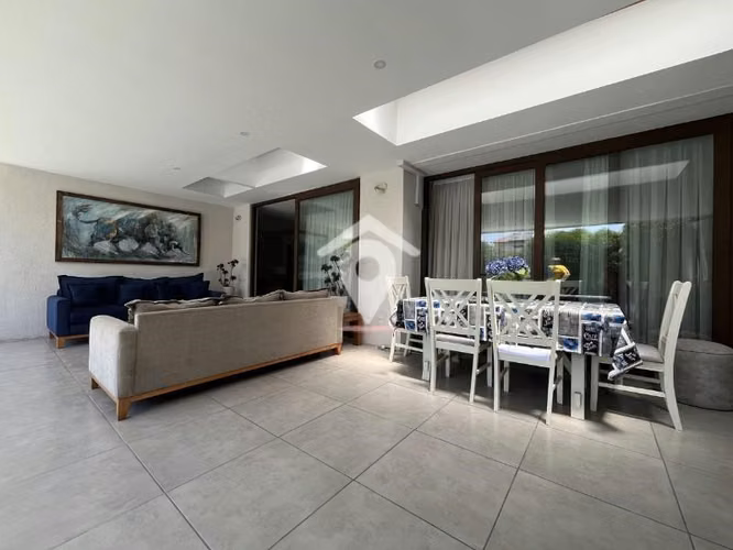 Casa en venta 3D 3B, 583 m2 ,Colegio Highlands, Chicureo