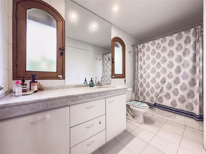 Casa en venta pasaje cerrado de 4 dorm. en La Reina Alta