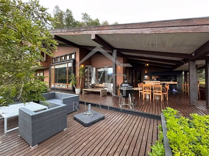 Maravillosa casa en venta de 6 dorm. en lago Panguipulli