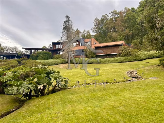 Maravillosa casa en venta de 6 dorm. en lago Panguipulli