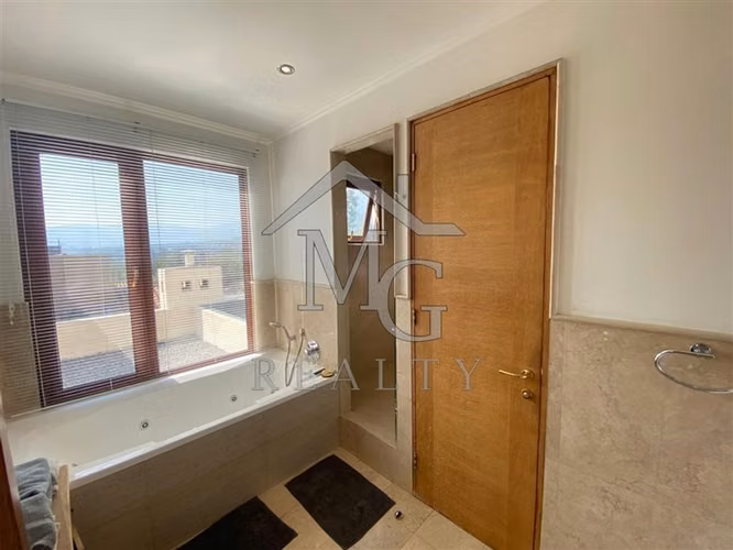 Casa en venta de 4 /5 dorm. en Piedra Roja Colina
