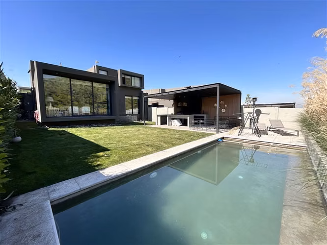 Casa en venta de 4 dorm. en Piedra Roja Colina