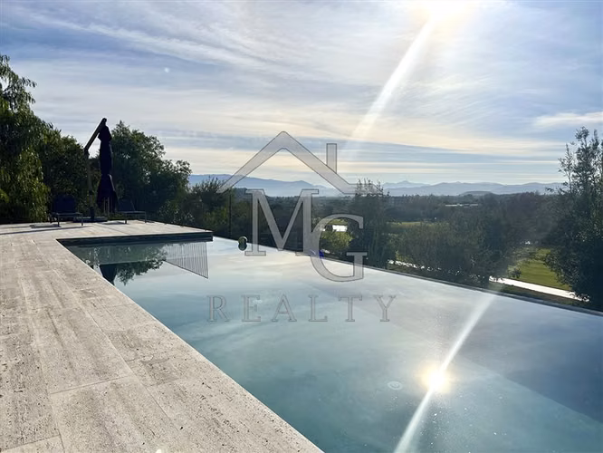 Casa en venta de 6 dorm. en Piedra Roja Colina