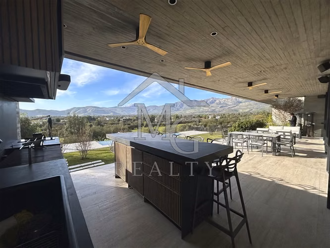 Casa en arriendo de 6 dorm. en Colina