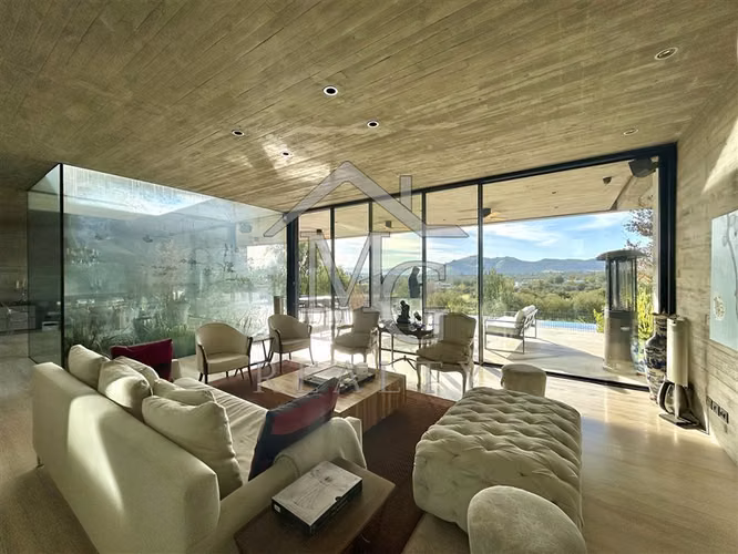 Casa en arriendo de 6 dorm. en Colina