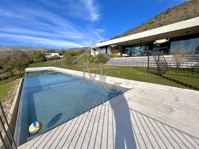 Casa en arriendo de 6 dorm. en Colina
