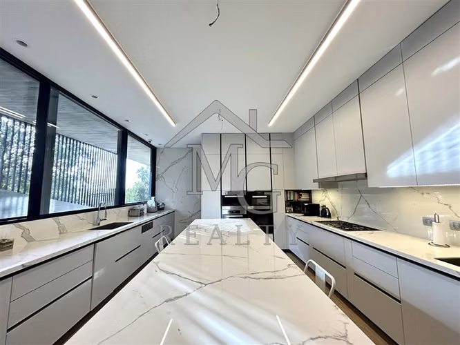 Casa en arriendo de 6 dorm. en Colina