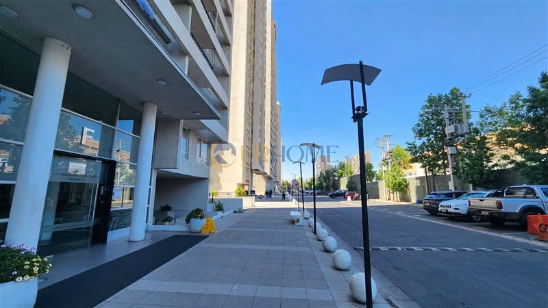 Departamento en venta de 1 dorm. y estacionamiento en Macul