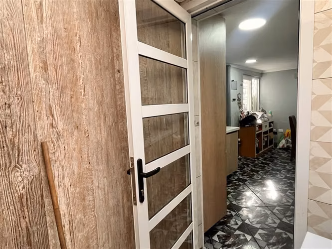 Casa remodelada de 3 dormitorios con 2 estacionamientos.