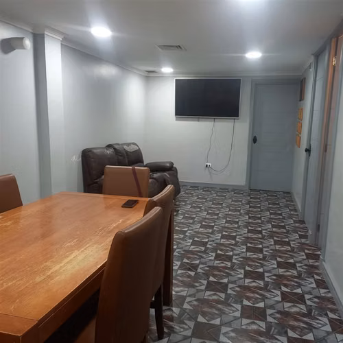 Casa remodelada de 3 dormitorios con 2 estacionamientos.