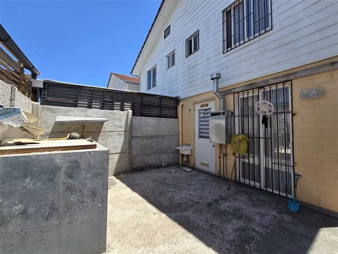 Casa de 2 pisos, perfecta para empezar en Valle Grande