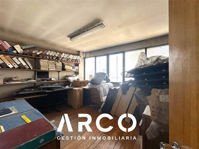 319 m2 de Bodegas + Local Comercial en venta en Santiago