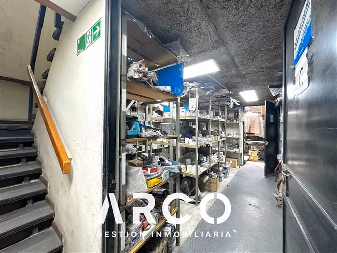 319 m2 de Bodegas + Local Comercial en venta en Santiago
