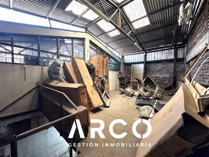 319 m2 de Bodegas + Local Comercial en venta en Santiago
