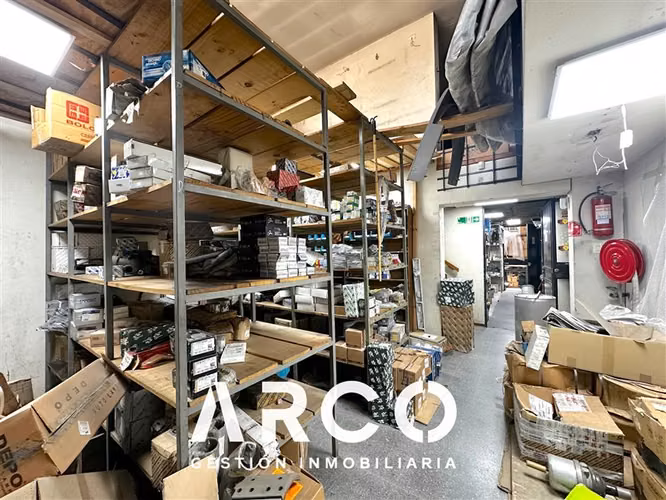 319 m2 de Bodegas + Local Comercial en venta en Santiago