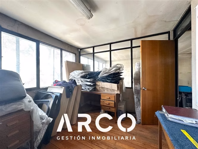 319 m2 de Bodegas + Local Comercial en venta en Santiago