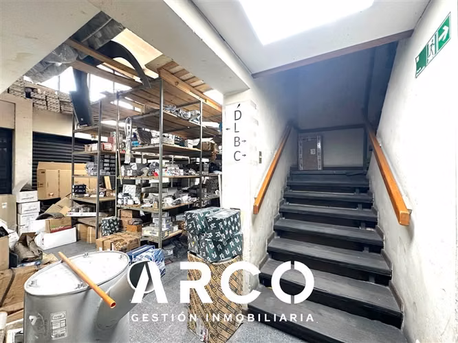 319 m2 de Bodegas + Local Comercial en venta en Santiago