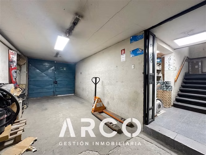 319 m2 de Bodegas + Local Comercial en venta en Santiago