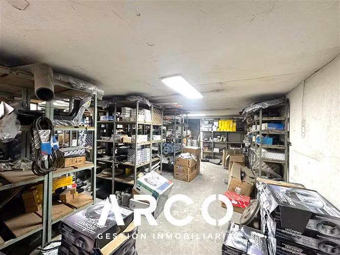 319 m2 de Bodegas + Local Comercial en venta en Santiago