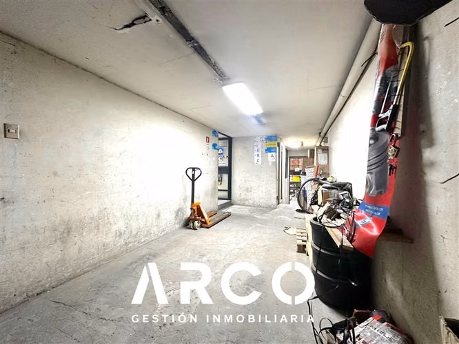319 m2 de Bodegas + Local Comercial en venta en Santiago
